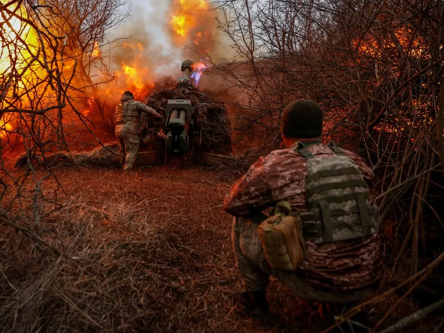 جنود أوكرانيون يطلقون قذائف مدفعية باتجاه القوات الروسية في خيرسون الأوكرانية. 12 مارس 2024 - AFP