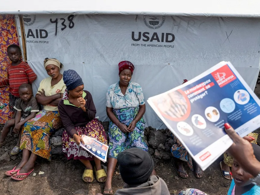 نساء يستمعن إلى نصائح خلال حملة توعية بمرض جدري القردة في مخيّم للنازحين قرب جوما عاصمة إقليم نورث كيفو شرق جمهورية الكونغو الديمقراطية. 19 أغسطس 2024 - REUTERS