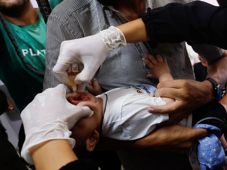 رضيع فلسطيني يتلقى لقاحاً ضد شلل الأطفال في مستشفى ناصر في خان يونس جنوب قطاع غزة. 31 أغسطس 2024 - Reuters