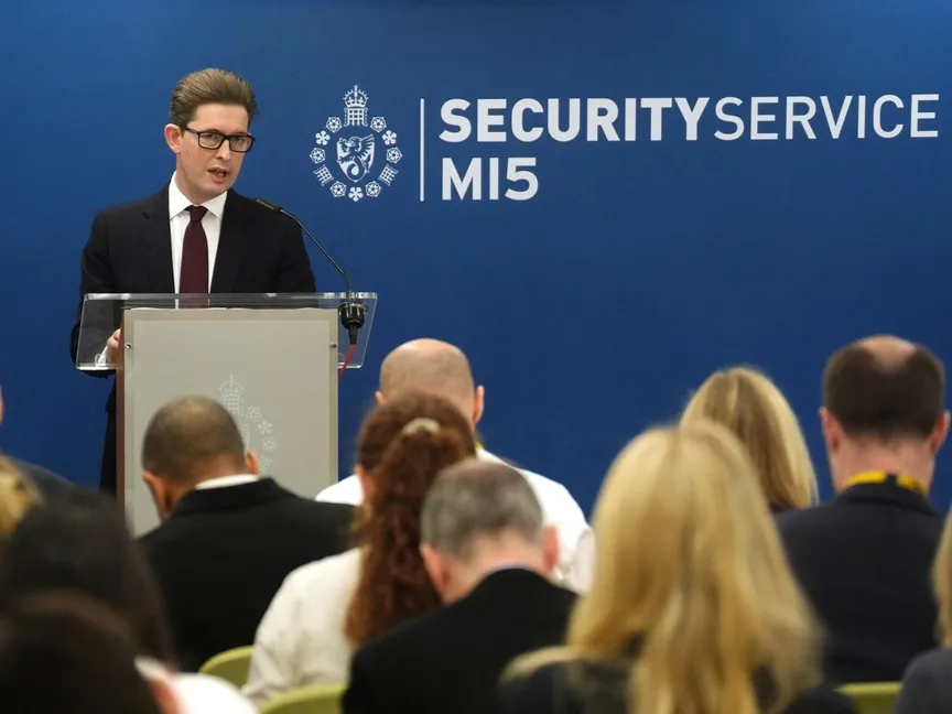 الاستخبارات البريطانية تحذر الأحزاب السياسية من السقوط في "مصائد العسل"