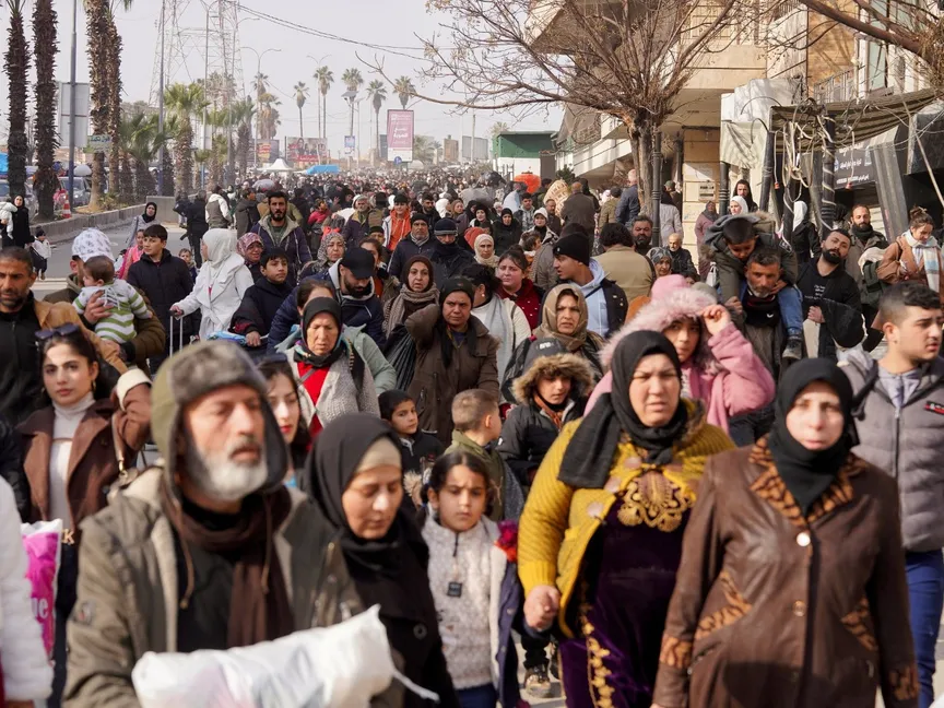 سوريون يحملون بعض أغراضهم أثناء فرارهم عقب تجدد الاشتباكات بين الجيش السوري وقوات سوريا الديمقراطية في حلب بسوريا. 7 يناير 2026 - REUTERS