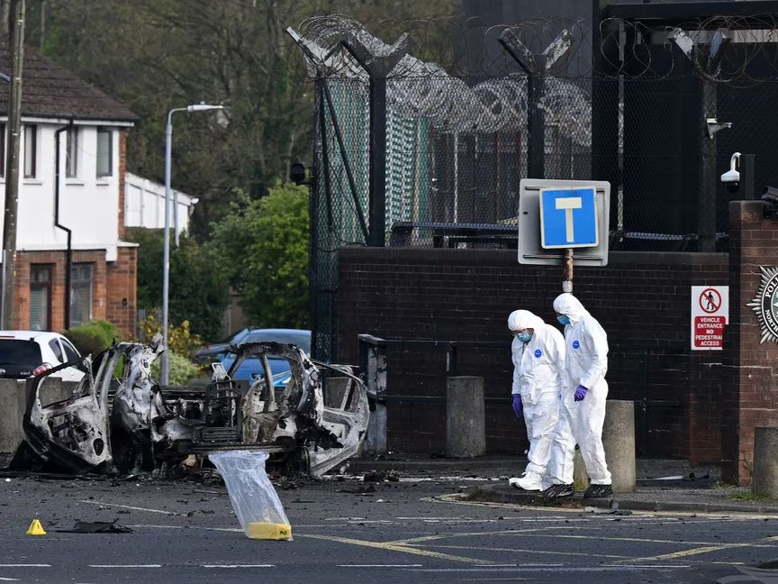 انفجار سيارة مفخخة خارج مركز للشرطة في إيرلندا الشمالية