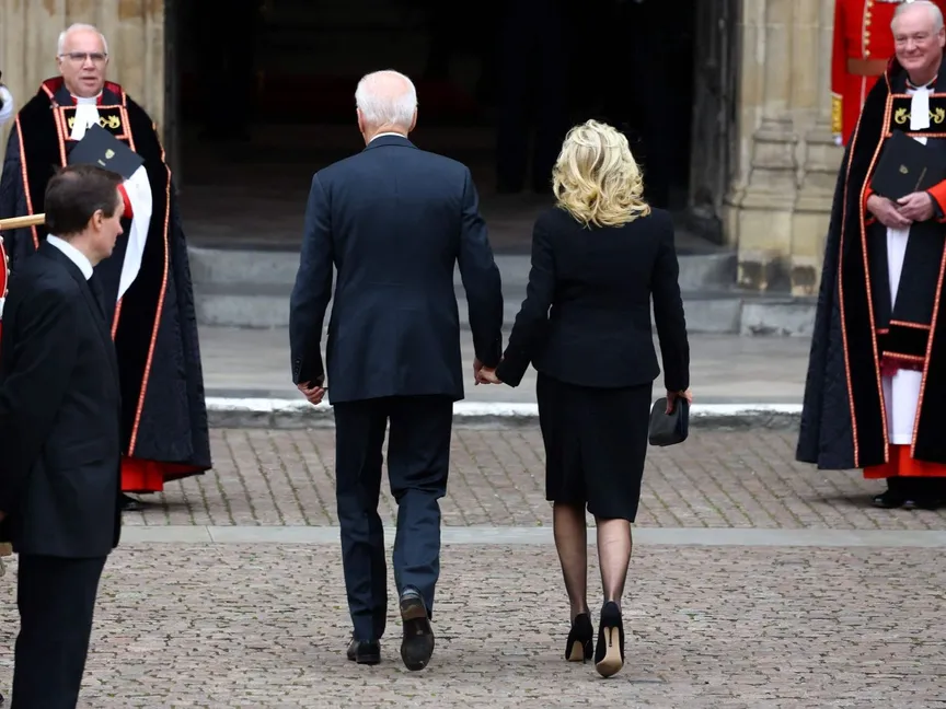 الرئيس الأميركي جو بايدن وزوجته جيل بايدن يحضران مراسم جنازة الملكة إليزابيث بكنيسة وستمنستر في لندن. 19 سبتمبر 2022 - AFP