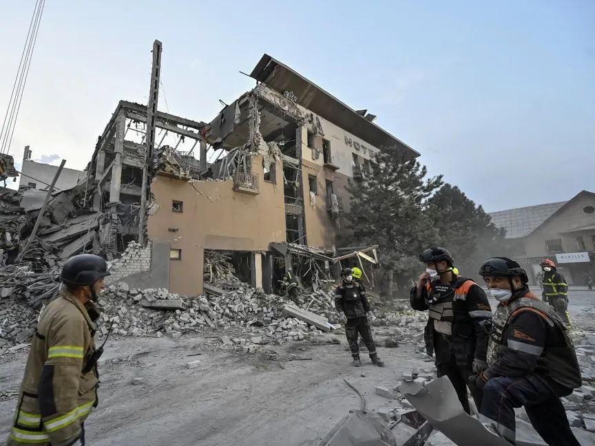 رجال إنقاذ أوكرانيون في موقع هجوم صاروخي روسي في كريفي ريه بأوكرانيا. 27 أغسطس 2024 - Reuters