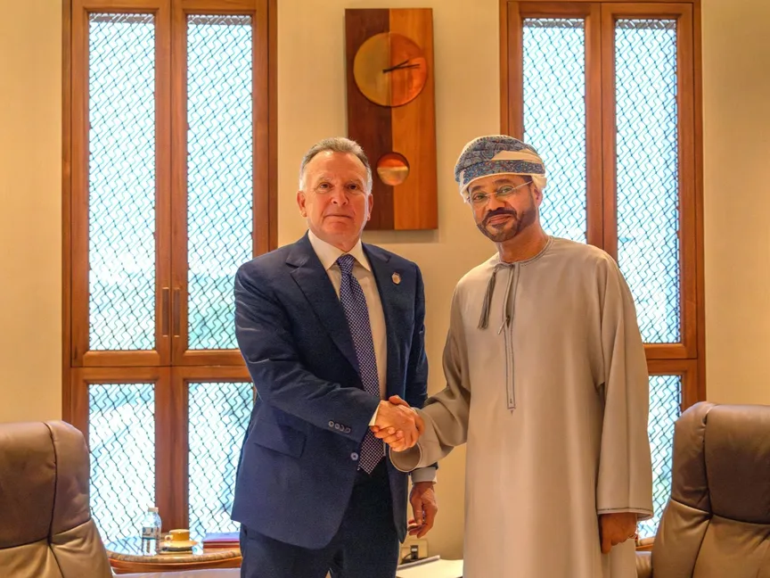 المبعوث الأميركي الخاص إلى الشرق الأوسط ستيف ويتكوف يصافح وزير الخارجية العماني بدر البوسعيدي في مسقط. 12 أبريل 2025 - REUTERS