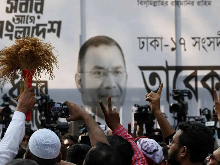 أنصار الحزب القومي البنجلاديشي (BNP) يرفعون علامة النصر أمام لافتة تحمل صورة طارق رحمن في دكا. بنجلاديش في 13 فبراير 2026 - reuters
