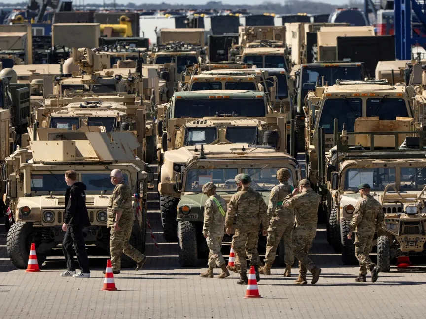 معدات عسكرية أميركية خلال شحنها إلى ميناء إسبجرج في الدنمارك. 3 أبريل 2025 - Reuters