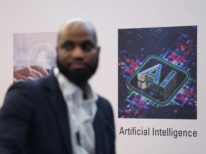 شخص يمر أمام شعار وكلمة الذكاء الاصطناعي خلال معرض الذكاء الاصطناعي والبيانات الضخمة 2025 في العاصمة البريطانية لندن. 5 فبراير 2025 - Reuters
