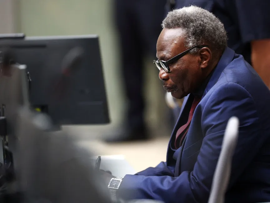 علي محمد عبد الرحمن المشتبه به بارتكاب جرائم حرب في منطقة دارفور بالسودان خلال إحدى جلسات محاكمته في المحكمة الجنائية الدولية في لاهاي. هولندا. 6 أكتوبر 2025 - reuters