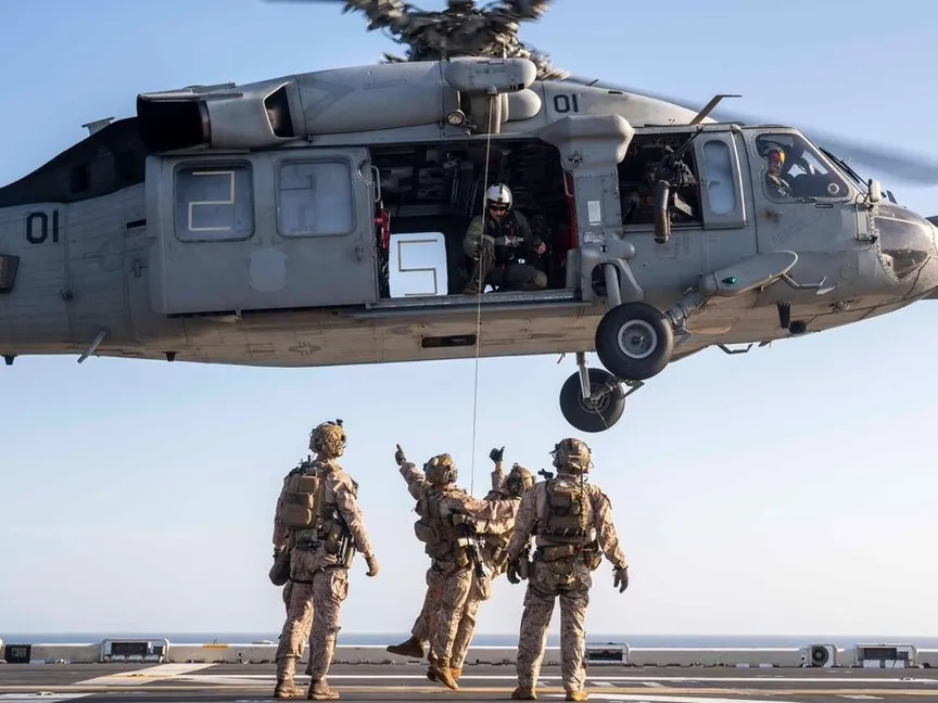 عناصر البحرية الأميركية يجرون تدريبات على الإنزال والرفع الحي على متن السفينة تريبولي، 16 أبريل 2026 - CENTCOM