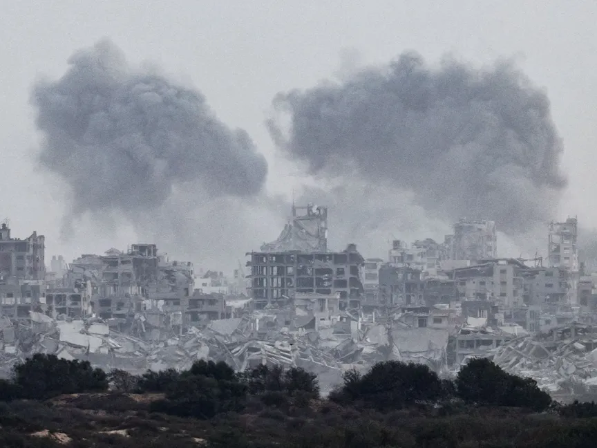 الدخان يتصاعد فوق مدينة غزة عقب ضربات إسرائيلية، 5 أكتوبر 2025 - REUTERS