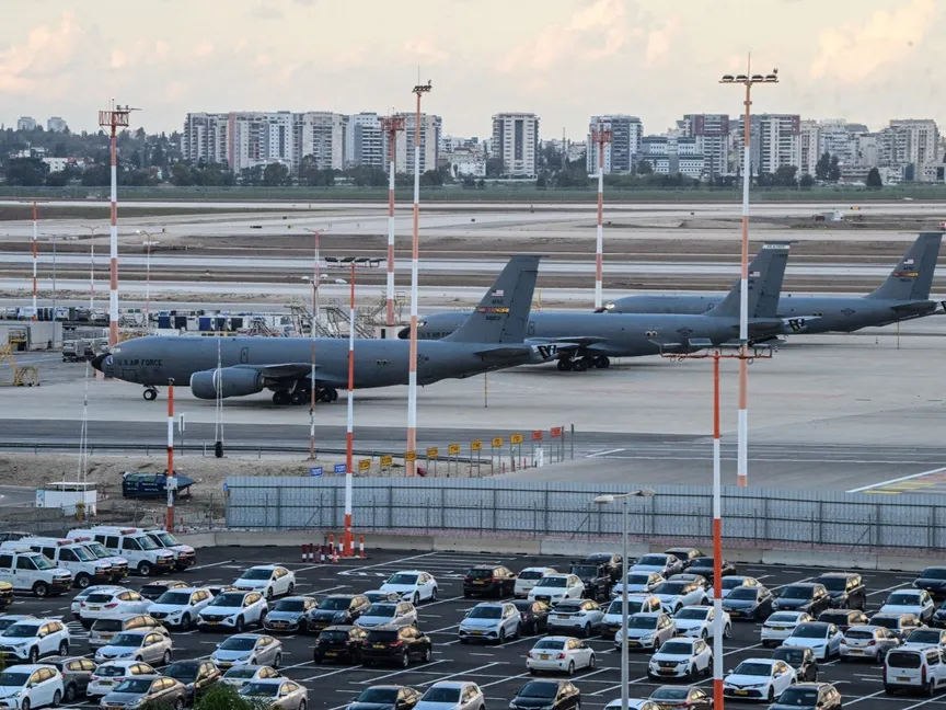طائرات ناقلة تابعة للقوات الجوية الأميركية تصطف في مطار بن جوريون الدولي بالقرب من تل أبيب في إسرائيل. 24 فبراير 2026 - Reuters