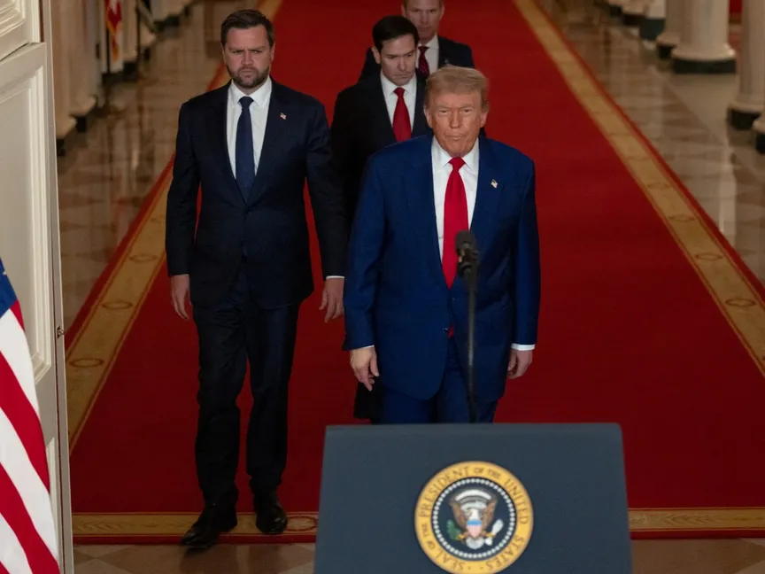 الرئيس الأميركي دونالد ترمب برفقة نائبه جي دي فانس ووزير الخارجية ماركو روبيو ووزير الحرب بيت هيجسيث قبل خطابه في البيت الأبيض بعد ضربات على مواقع نووية إيرانية. 21 يونيو 2025 - Reuters