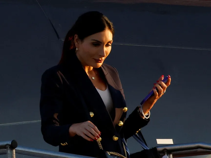 الناشطة اليمينية المتطرفة ومناصرة نظريات المؤامرة لورا لومر تصل إلى فيلادلفيا في ولاية بنسلفانيا. 10 سبتمبر 2024 - REUTERS