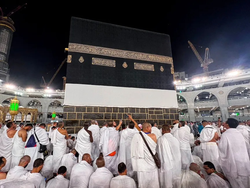 حجاج يتجمعون حول الكعبة بالمسجد الحرام في مكة المكرمة خلال أداء مناسك الحج - AFP