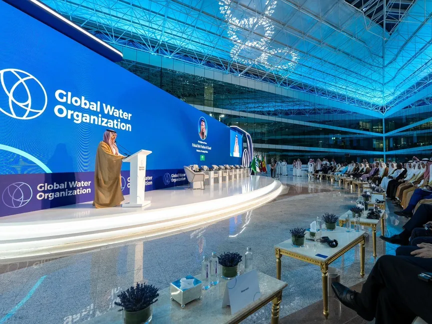 وزير الخارجية السعودي الأمير فيصل بن فرحان يلقي كلمة خلال توقيع ميثاق انضمام الدول للمنظمة العالمية للمياه في حفل بمقر المنظمة بالعاصمة الرياض- 28 مايو 2025 - X/@KSAMOFA