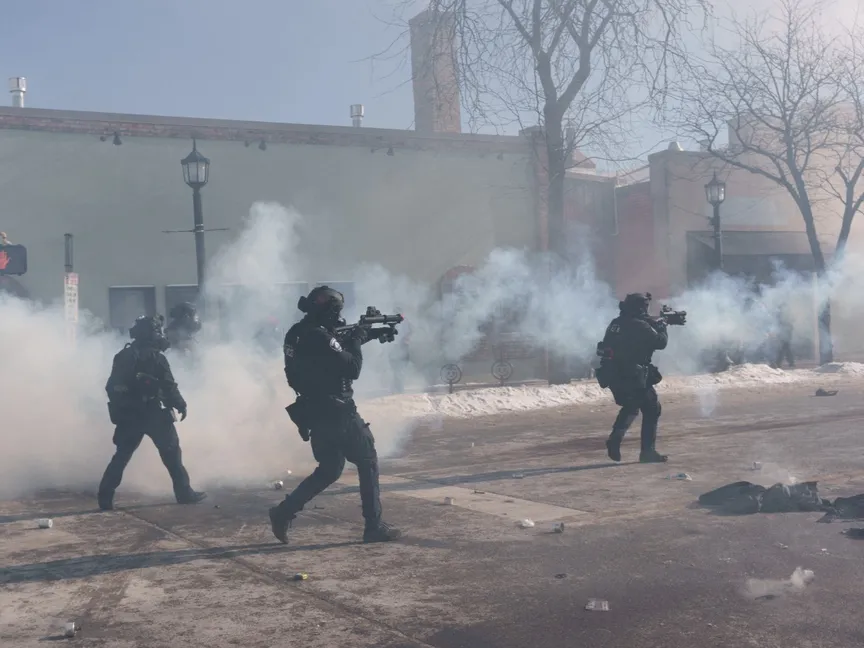 أفراد من الشرطة يطلقون ذخائر على متظاهرين بالقرب من موقع سقوط شخص يُدعى أليكس بريتي برصاص عملاء فيدراليين كانوا يحاولون احتجازه في مينيابوليس بولاية مينيسوتا الأميركية. 24 يناير 2026 - Reuters