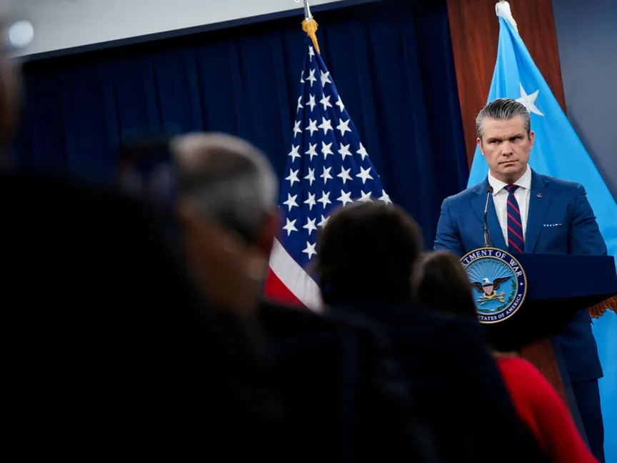 وزير الدفاع الأميركي بيت هيجسيث يعقد مؤتمراً صحافياً في البنتاجون بالعاصمة بواشنطن. 2 مارس 2026 - REUTERS