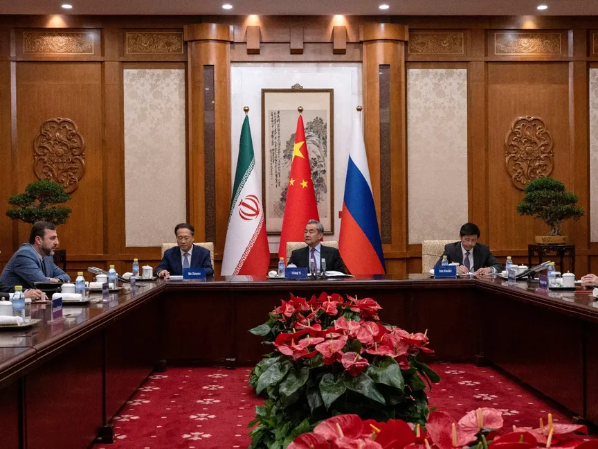 وزير الخارجية الصيني وانج يي ونائب وزير الخارجية الروسي سيرجي ريابكوف ومساعد وزير الخارجية الايراني كاظم غريب آبادي يحضرون اجتماعاً بشأن القضية النووية الإيرانية في بكين. 14 مارس 2025 - REUTERS