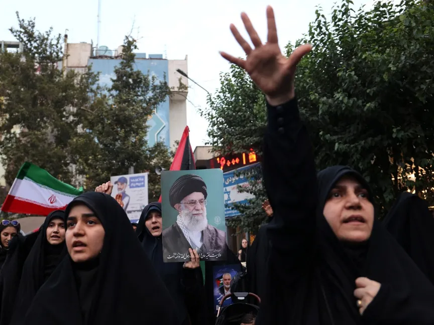 إيرانيات يرفعن صور للمرشد علي خامنئي ورئيس المكتب السياسي لحركة "حماس" إسماعيل هنية خلال مظاهرات في طهران. 31 يوليو 2024 - REUTERS