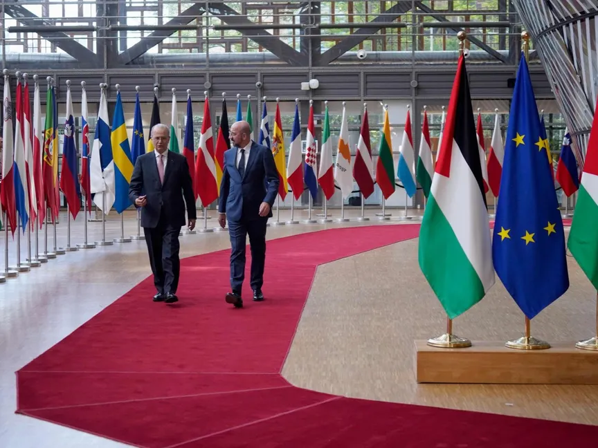 رئيس المجلس الأوروبي شارل ميشيل خلال لقائه مع رئيس الوزراء الفلسطيني محمد مصطفى في بروكسل ببلجيكا. 26 مايو 2024 - AFP