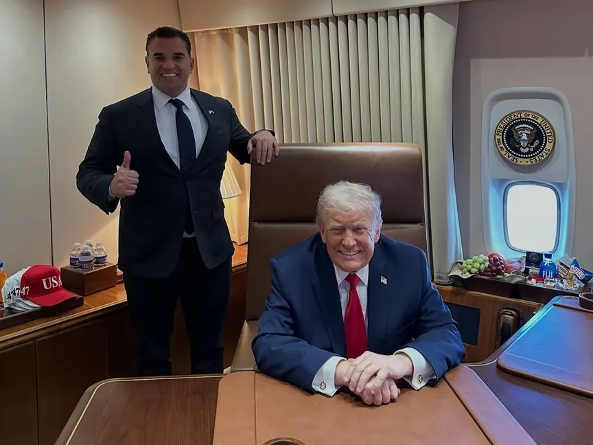 الرئيس الأميركي دونالد ترمب بجانب مبعوثه إلى العراق مارك سافايا. 14 يناير 2026 - Mark Savaya Instagram