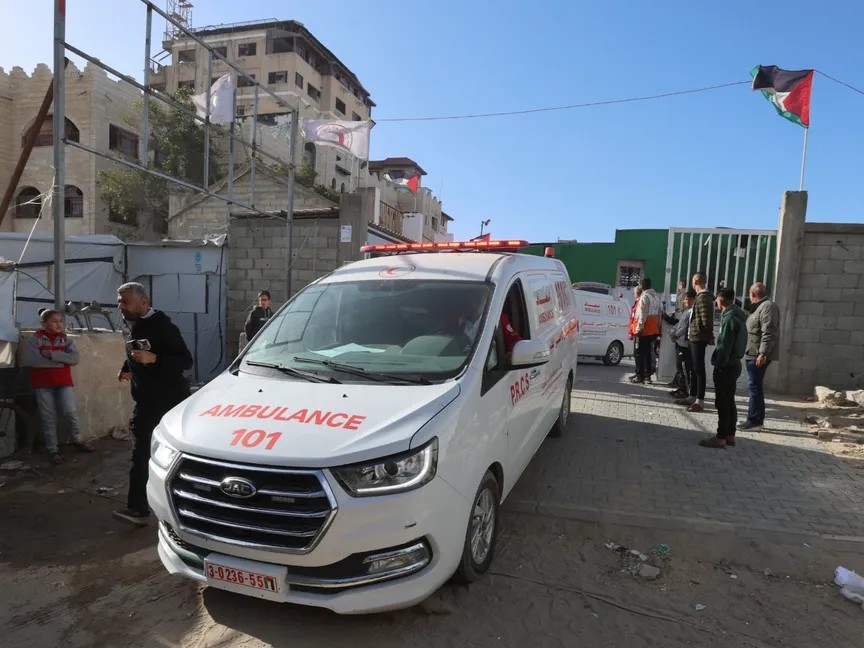 سيارات إسعاف تقل مرضى فلسطينيين في مدينة خان يونس بجنوب قطاع غزة في طريقها إلى معبر رفح استعداداً للدخول إلى مصر من أجل العلاج. 3 فبراير 2026 - Reuters