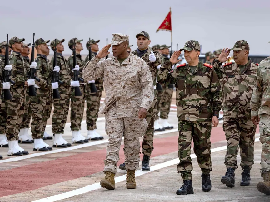 المفتش العام للقوات المسلحة الملكية المغربية الفريق أول محمد بريظ وقائد أفريكوم مايكل لانجلي يتفقدان حرس الشرف خلال مناورات الأسد الإفريقي، طانطان، المغرب. 31 مايو 2024 - AFP