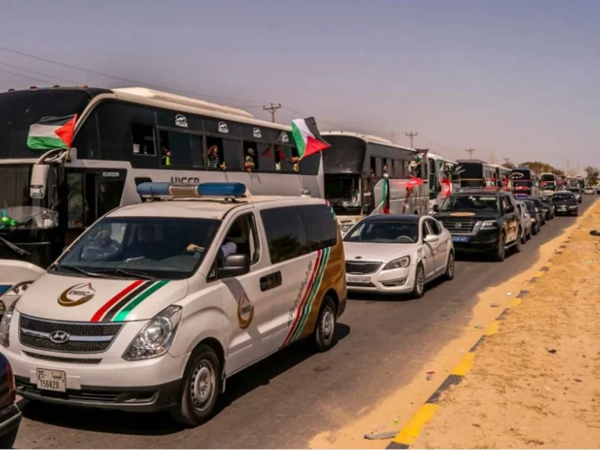 جانب من قافلة "الصمود من أجل كسر الحصار على غزة" التي تنظمها "تنسيقية العمل المشترك من أجل فلسطين" في تونس أثناء دخولها مدينة الزاوية الليبية غربي العاصمة طرابلس، 11 يونيو 2025 - تنسيقية العمل المشترك من أجل فلسطين Facebook/