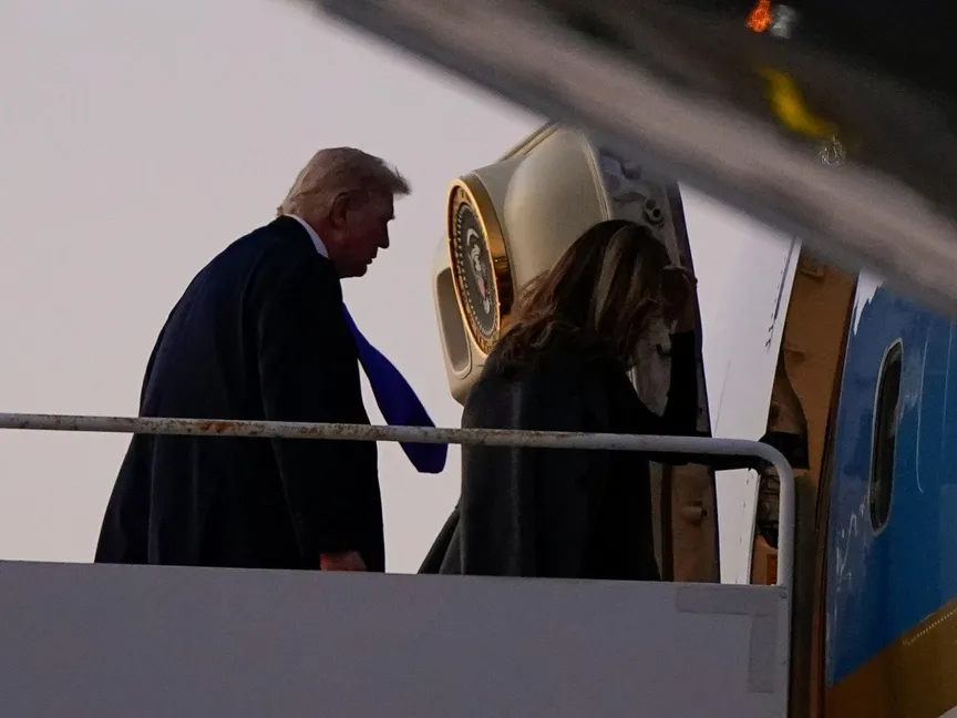 الرئيس الأميركي دونالد ترمب يستقل طائرة الرئاسة برفقة ميلانيا ترمب في مطار بالم بيتش الدولي، فلوريدا، الولايات المتحدة. 16 فبراير 2026 - Reuters