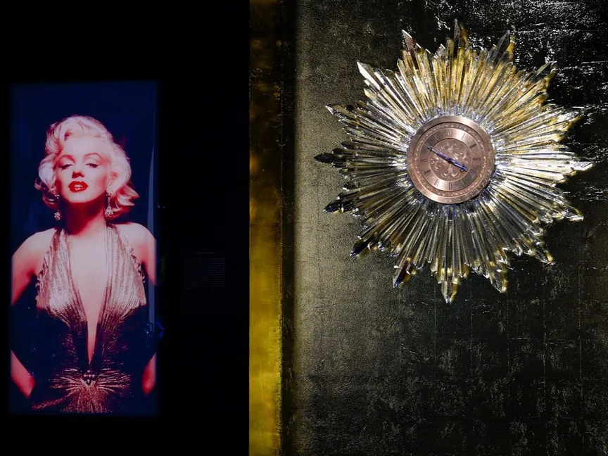 صورة لمارلين مونرو خلال معرض La joie de vivre في باكارات بشمال شرق فرنسا. 4 أكتوبر 2023 - AFP