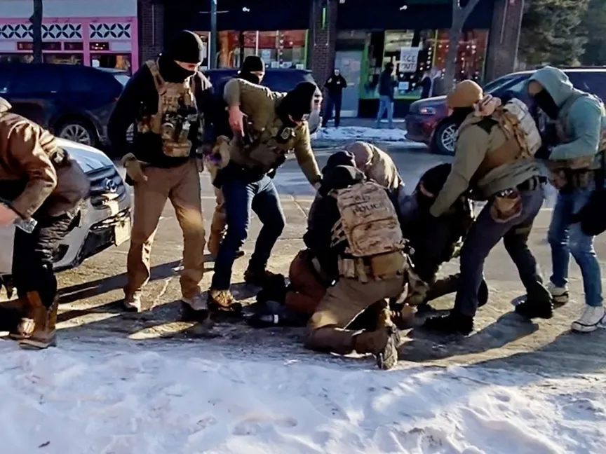 ضباط فيدراليون خلال محاولة السيطرة على شخص يُدعى أليكس بريتي قبل قتله في مينيابوليس. 24 يناير 2026 - Reuters