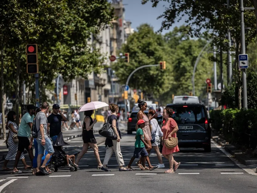 أشخاص يعبرون أحد شوارع مدينة برشلونة الإسبانية وسط واحدة من أشد موجات الحر التي تتعرض لها أوروبا. 11 أغسطس 2025 - Bloomberg