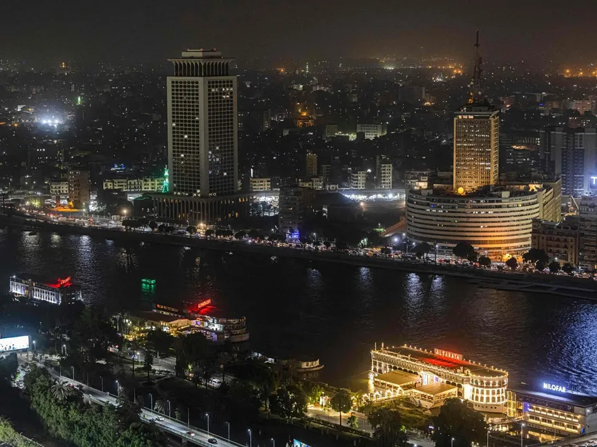 صورة التقطت من برج القاهرة تُظهر منظراً ليلياً لمقر وزارة الخارجية (يسار) ومبنى الإذاعة والتلفزيون في وسط القاهرة. 24 أغسطس 2022 - AFP