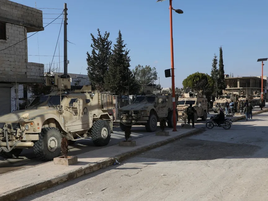 جنود أميركيون يتولون تأمين اجتماع بين قادة قوات سوريا الديمقراطية (قسد) وقادة أميركيون بدير حفر في سوريا. 16 يناير 2026 - REUTERS