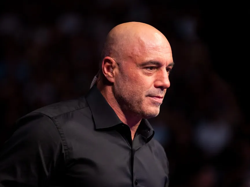 جو روجان مقدم بودكاست The Joe Rogan Experience على سبوتيفاي خلال حضوره مباراة قتالية UFC في أريزونا. 7 مايو 2022 - Reuters