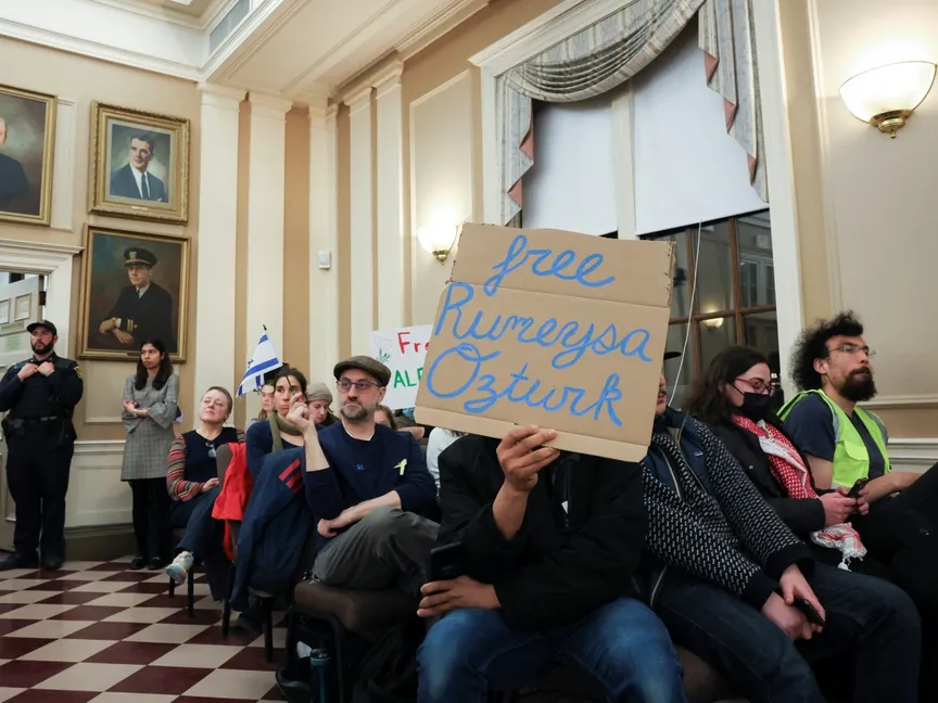 احتجاج في مجلس مدينة سومرفيل بولاية ماساتشوستس على اعتقال الطالبة التركية روميسا أوزتورك. 27 مارس 2025 - Reuters