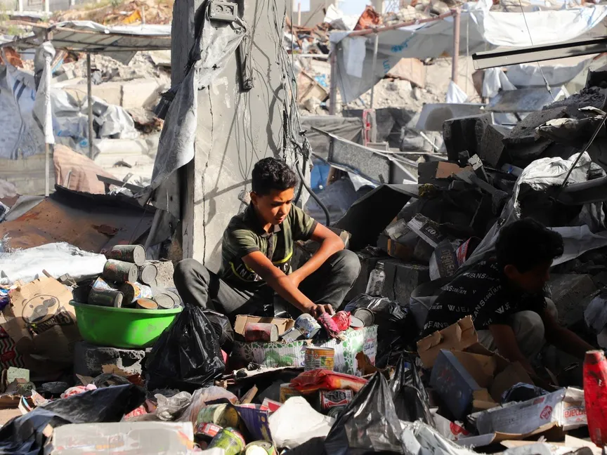 طفل فلسطيني وسط أنقاض منزله الذي دمرته غارة إسرائيلية في مخيم جباليا شمالي قطاع غزة، 19 مايو 2026 - Reuters