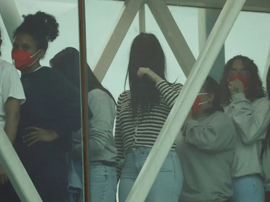 مهاجرون فنزويليون تم ترحيلهم من الولايات المتحدة يصلون إلى مطار سيمون بوليفار الدولي في مدينة مايكيتيا شمال فنزويلا. 23 أبريل 2025 - REUTERS