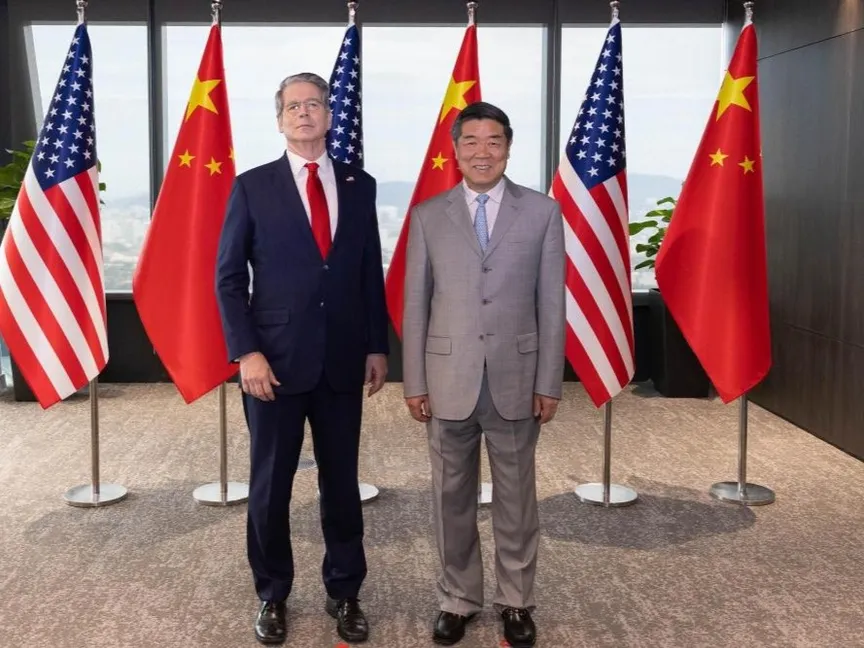 نائب رئيس مجلس الوزراء الصيني هي لي فنج ووزير الخزانة الأميركي سكوت بيسنت عقب جولة من المفاوضات التجارية في كوالالمبور. 26 أكتوبر 2025 - news.cn
