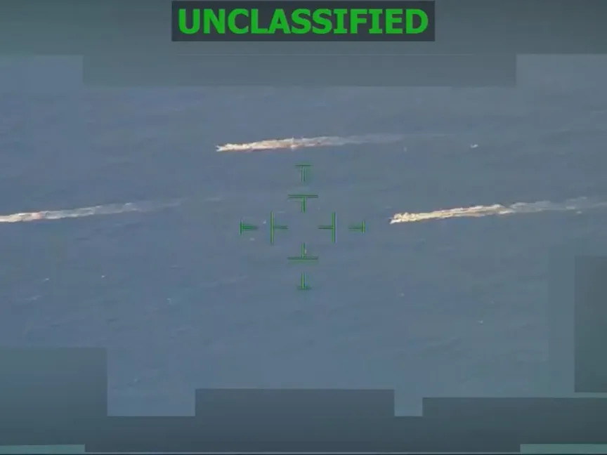 لقطة من مقطع فيديو نشرته القيادة الجنوبية الأميركية لـ 3 قوارب يشتبه في نقلها مخدرات قبل استهدافها. 1 يناير 2026 - US Southern Command