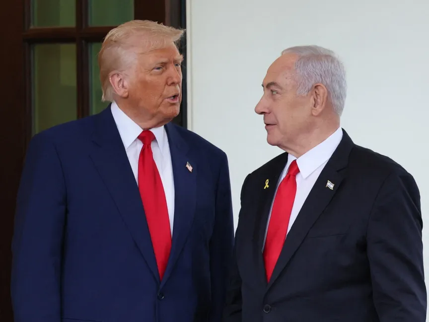 الرئيس الأميركي دونالد ترمب يستقبل رئيس الوزراء الإسرائيلي بنيامين نتنياهو عند مدخل البيت الأبيض في واشنطن العاصمة. 7 أبريل 2025 - REUTERS