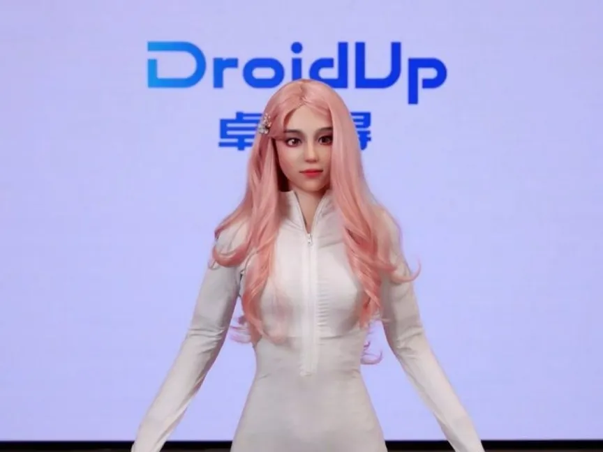 Moya.. روبوت بهيئة بشرية وجلد دافئ وتفاعل مريح مع الإنسان