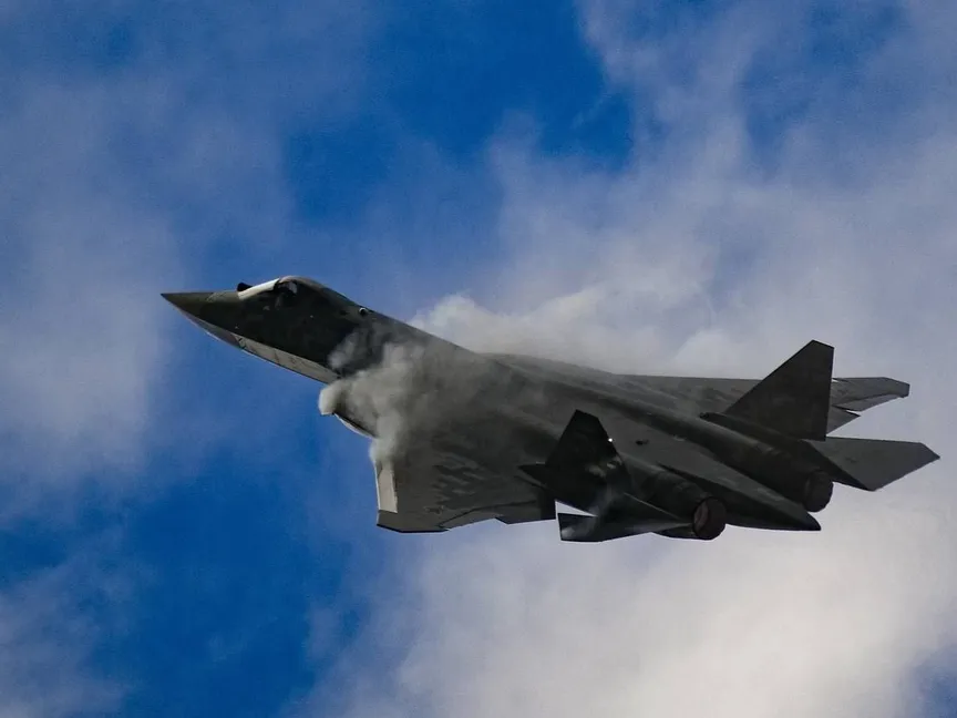 طائرة من طراز Su-57 الروسية تظهر في لقطة نشرتها شركة United Aircraft حيث تحمل صاروخين كبيرين مضادين للإشعاع. 9 نوفمبر 2025 - United Aircraft Corporation (UAC)