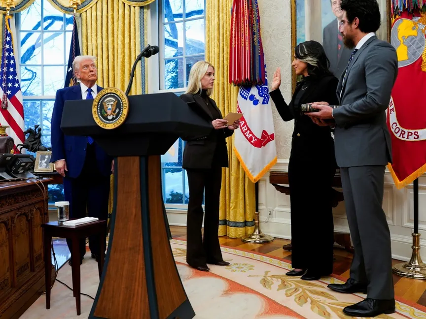 تولسي جابارد تؤدي اليمين أمام الرئيس الأميركي دونالد ترمب في المكتب البيضاوي رئيسة للمخابرات الوطنية. واشنطن. 12 فبراير 2025 - Reuters
