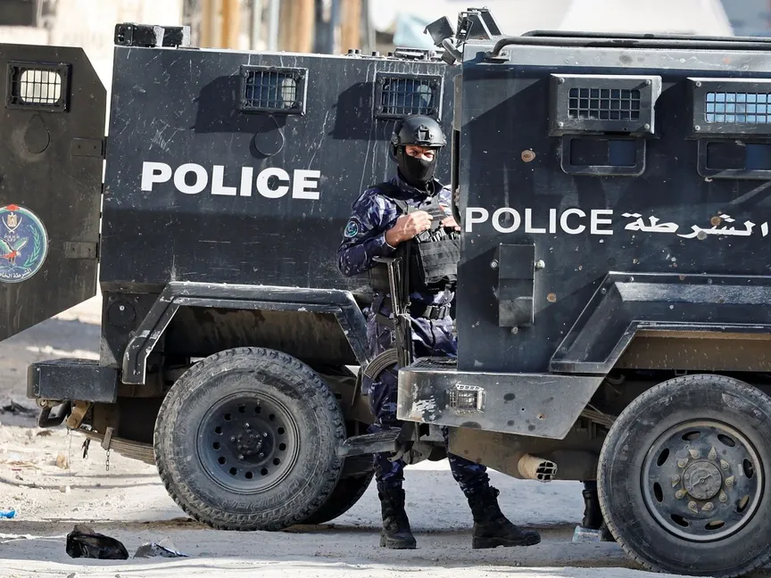 ضابط شرطة يقف وسط اشتباكات بين قوات الأمن الفلسطينية ومسلحين في مخيم جنين بالضفة الغربية المحتلة. 15 ديسمبر 2024 - REUTERS