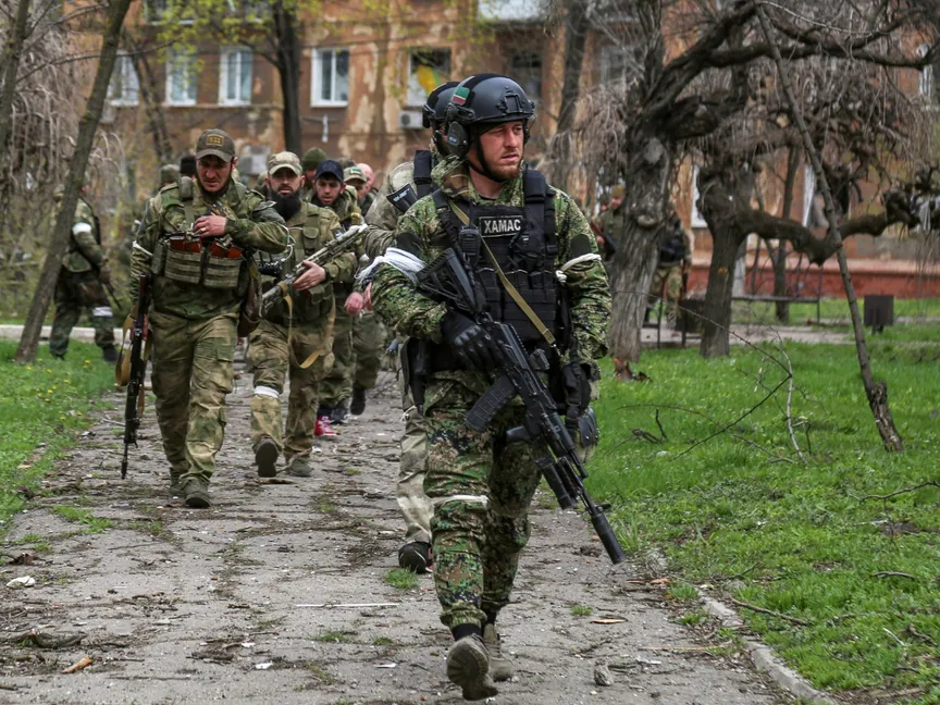 جنود من وحدة القوات الخاصة الشيشانية يسيرون في مدينة ماريوبول الساحلية الجنوبية بأوكرانيا. 21 أبريل 2022 - REUTERS