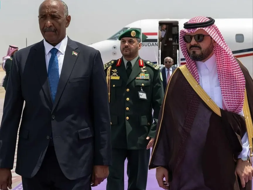 رئيس مجلس السيادة السوداني يصل إلى جدة