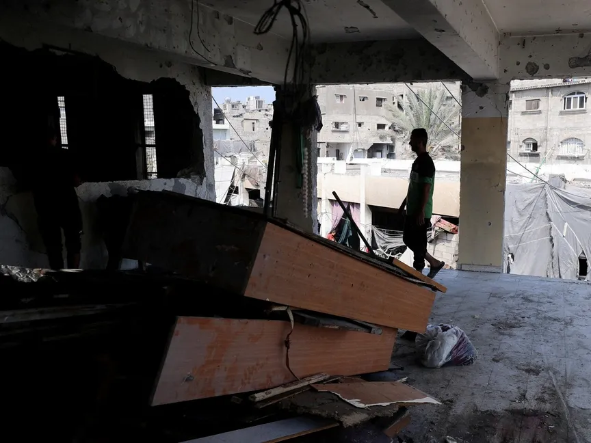 فلسطينيون يتفقدون الأضرار التي أعقبت غارة إسرائيلية على مدرسة تؤوي نازحين في جباليا، شمال قطاع غزة، 11 يوليو 2025 - REUTERS