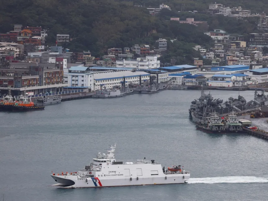 سفينة تابعة لخفر السواحل التايواني بالقرب من كيلونج بتايوان. 30 ديسمبر 2025 - Reuters